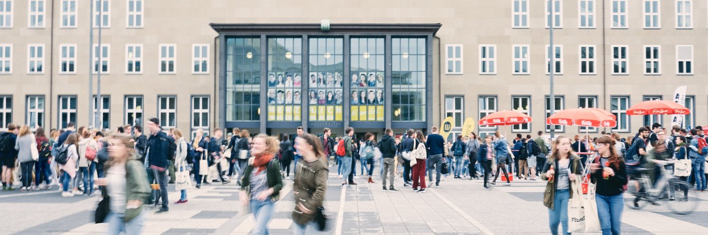 A photograph of students in front of the University of Cologne by Nathan Dreessen.