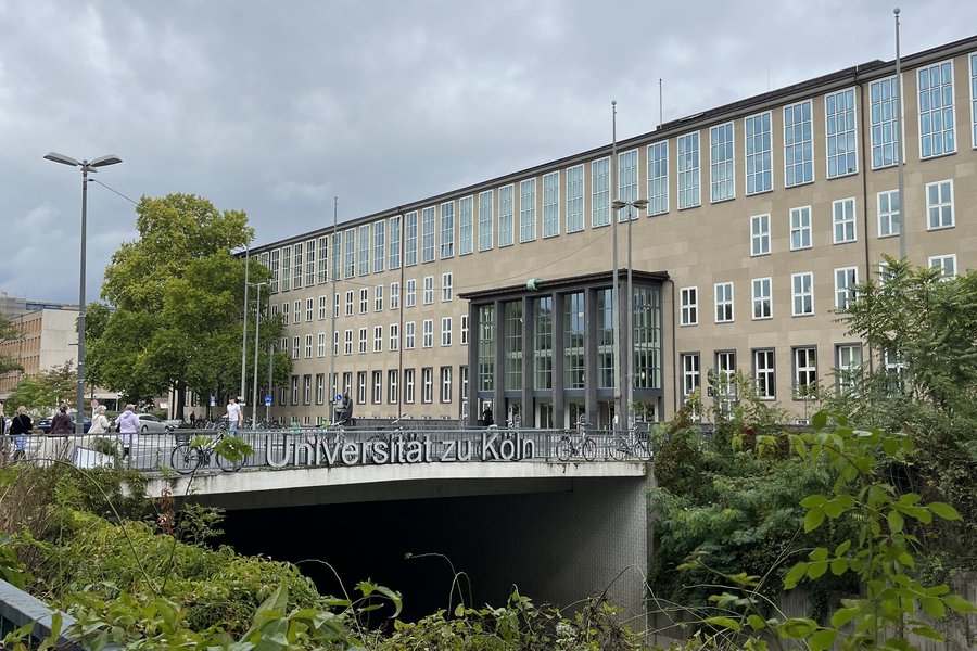 A picture of the main building of the University of Cologne.