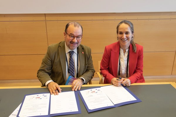 Prof. Antonio López Díaz, Chancellor of the University of Santiago de Compostela signing the Consortium Agreement. Besides him sits Prof. Beatrix Busse, EUniWell Chief Development Officer.