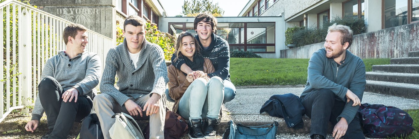 A few students sitting outside at Nantes Université.