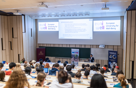 The photograph shows a EUniWell lecture during the Semmelweis Summer University.