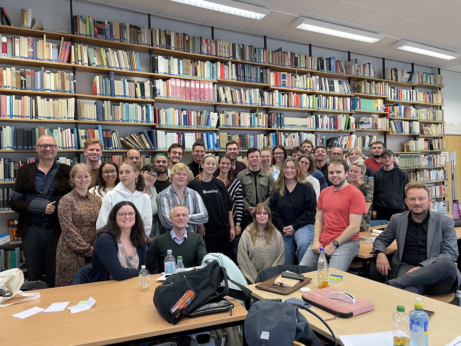 A group picture og the BIP students in a library at the University of Cologne.