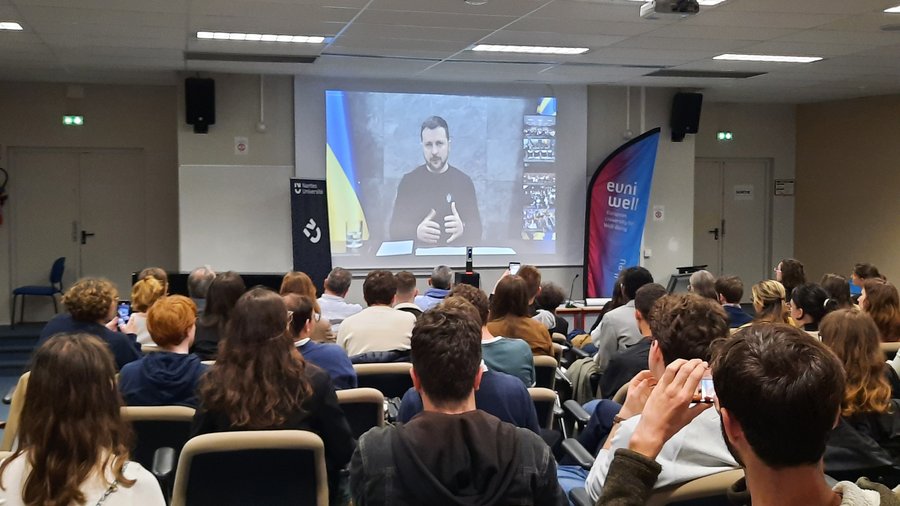 Students in Nantes listening to the conference by President Zelenskyy