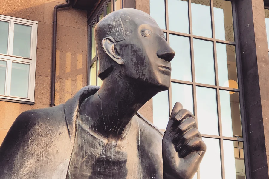 The photo shows the statur of Albertus Magnus in front of the University of Cologne.